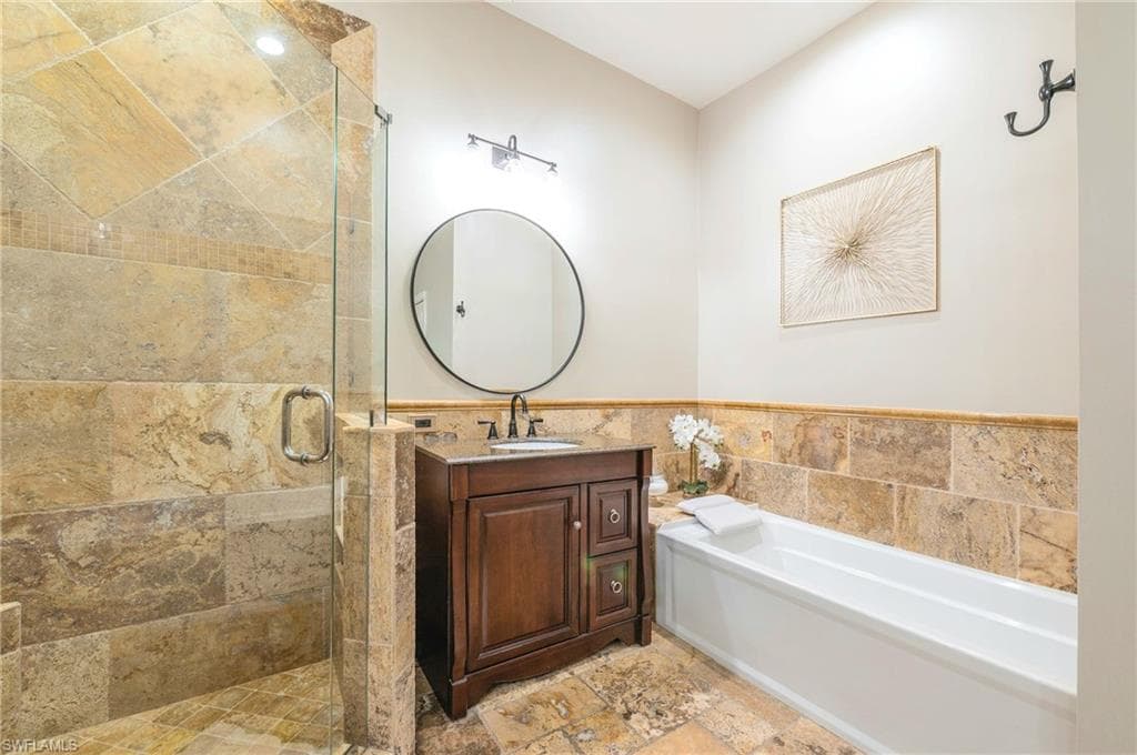 1119 Dorchester Ct 60, Naples, FL 34104-28