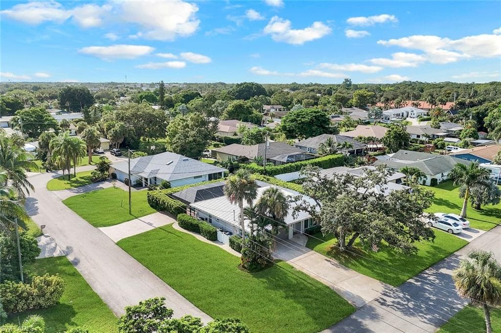 27984 Carl Cir, Bonita Springs, FL 34135-5