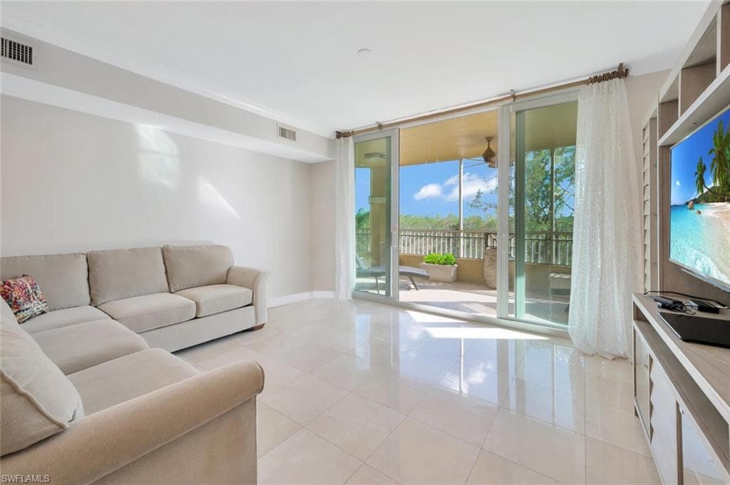 2738 Tiburon Blvd E B-303, Naples, FL 34109-6