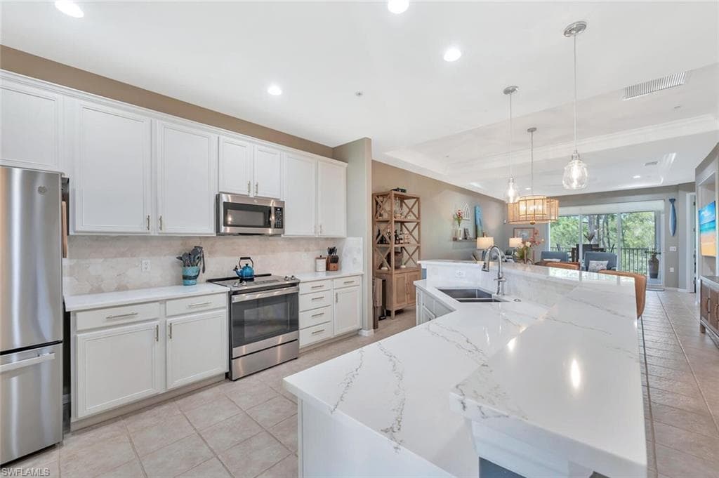 4833 Hampshire Ct 302, Naples, FL 34112-3