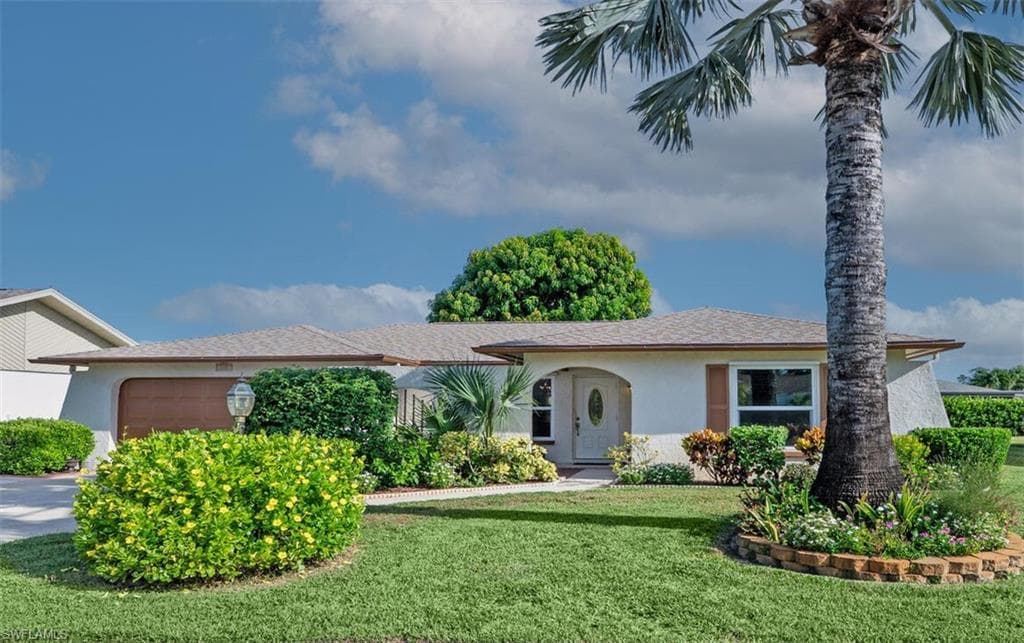 105 Champagne Ct, Naples, FL 34112-2