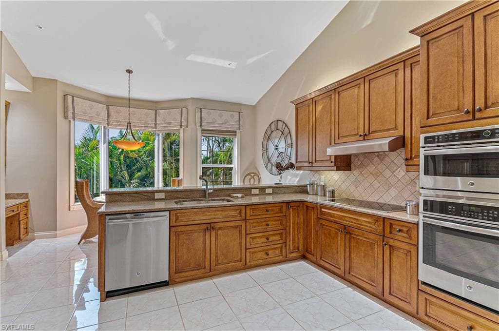 191 Colonade Cir, Naples, FL 34103-5