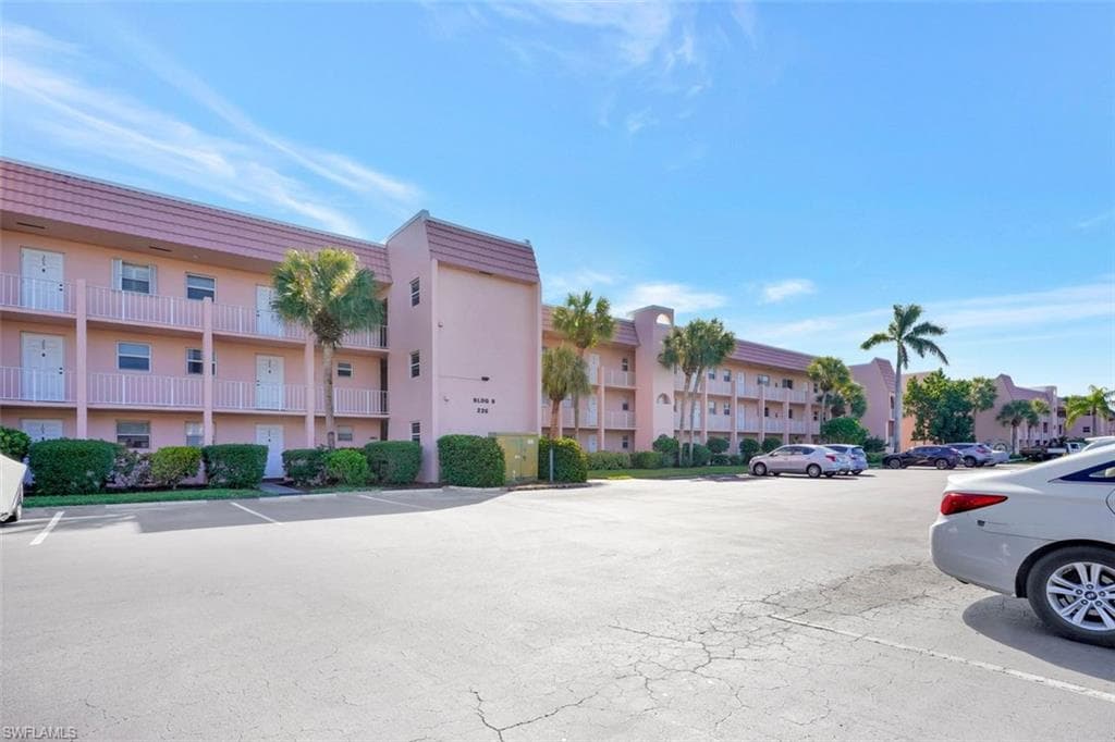 225 Turtle Lake Ct 310, Naples, FL 34105-17