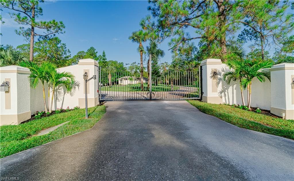 131 25th St SW, Naples, FL 34117-1