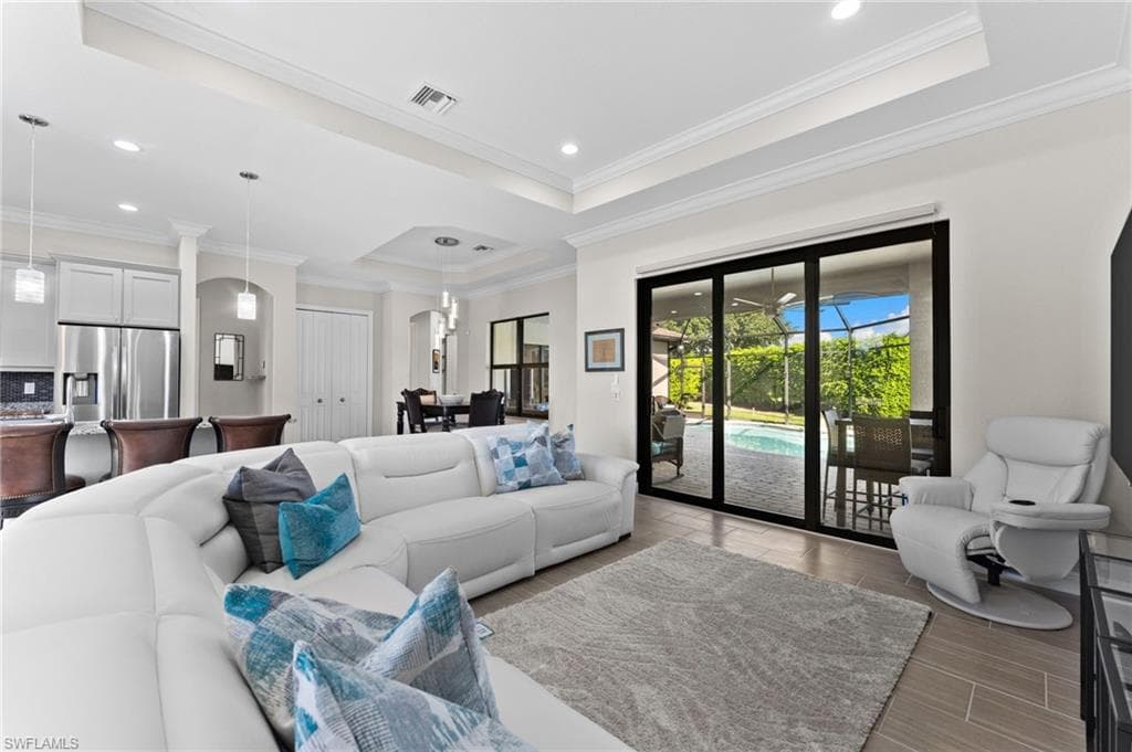 97 Forest Hills Blvd, Naples, FL 34113-7