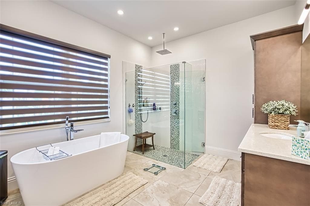 16 Willoughby Dr, Naples, FL 34110-38