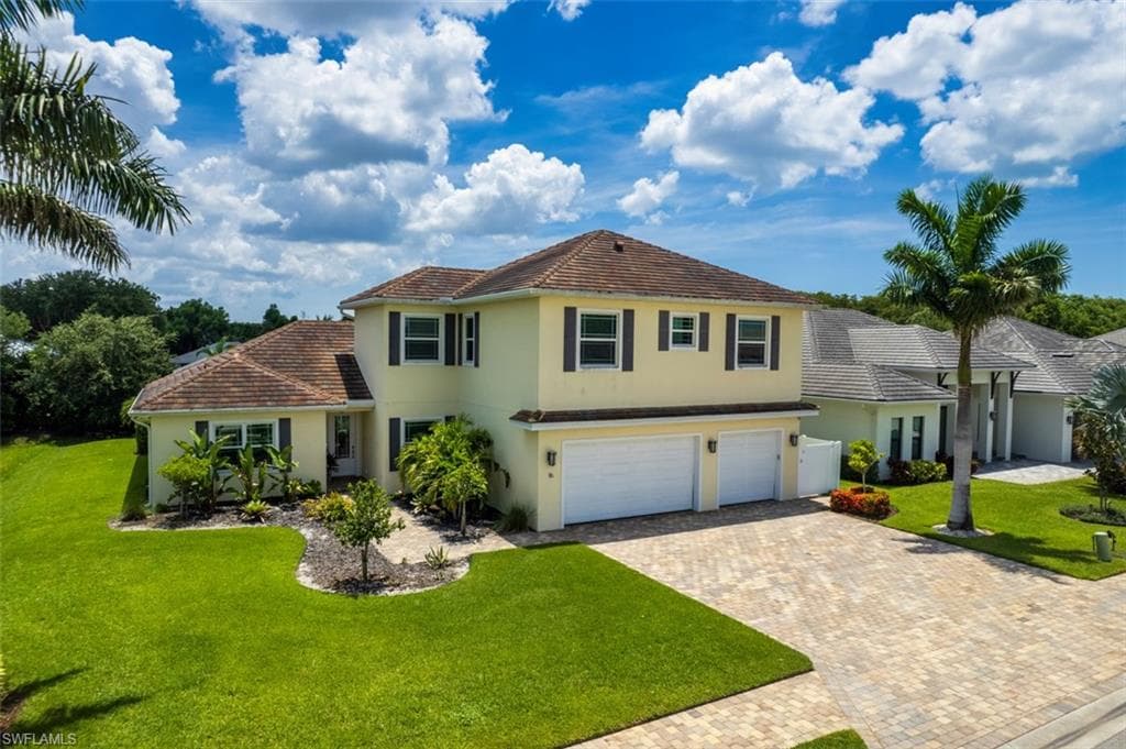 16 Willoughby Dr, Naples, FL 34110-3
