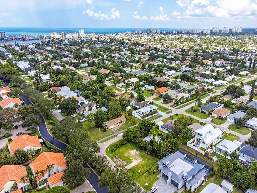 705 91st Ave N, Naples, FL 34108-9