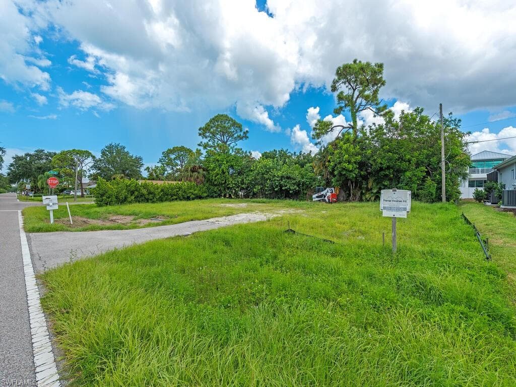 705 91st Ave N, Naples, FL 34108-2