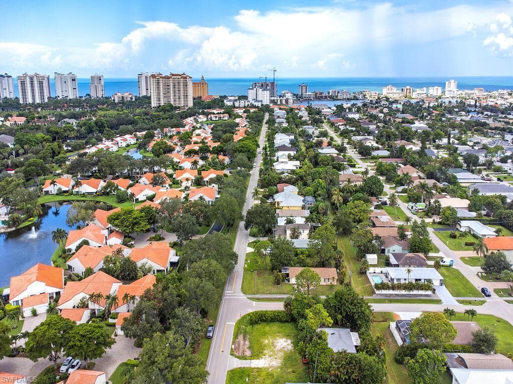 705 91st Ave N, Naples, FL 34108-3