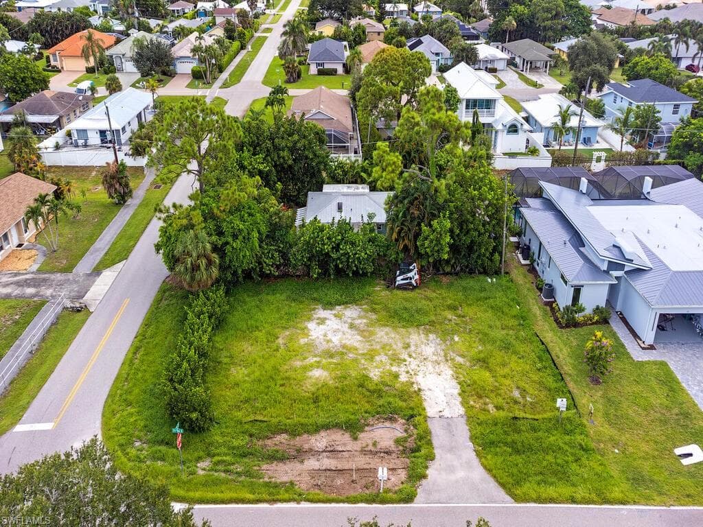 705 91st Ave N, Naples, FL 34108-5