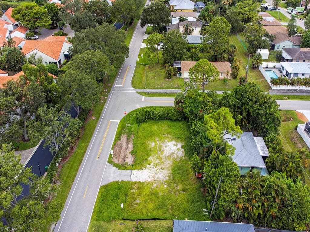 705 91st Ave N, Naples, FL 34108-6