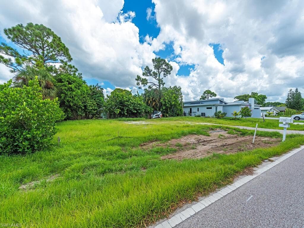 705 91st Ave N, Naples, FL 34108-8