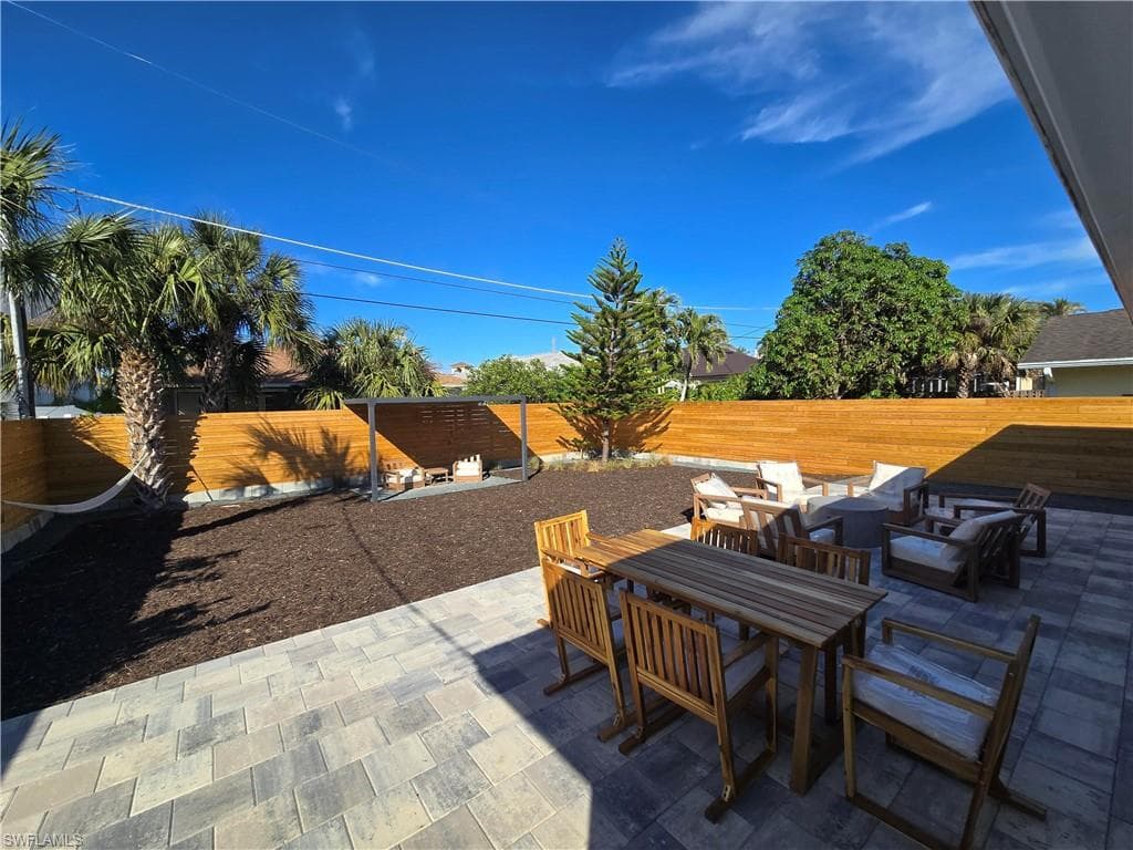 565 110th Ave N, Naples, FL 34108-10