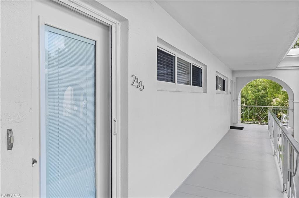 255 3rd Ave S 255, Naples, FL 34102-27