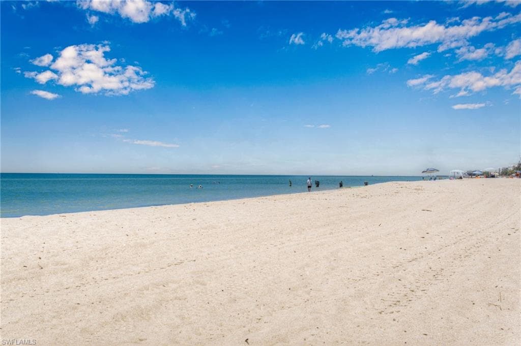 255 3rd Ave S 255, Naples, FL 34102-4