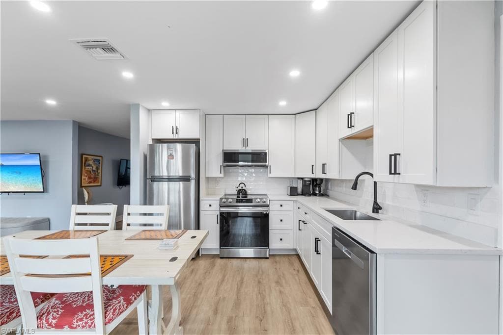 541-549 94th Ave N, Naples, FL 34108-5