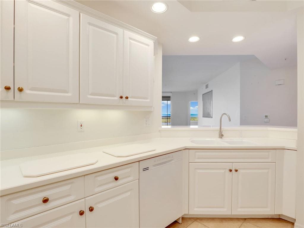 1001 Arbor Lake Dr 902, Naples, FL 34110-8