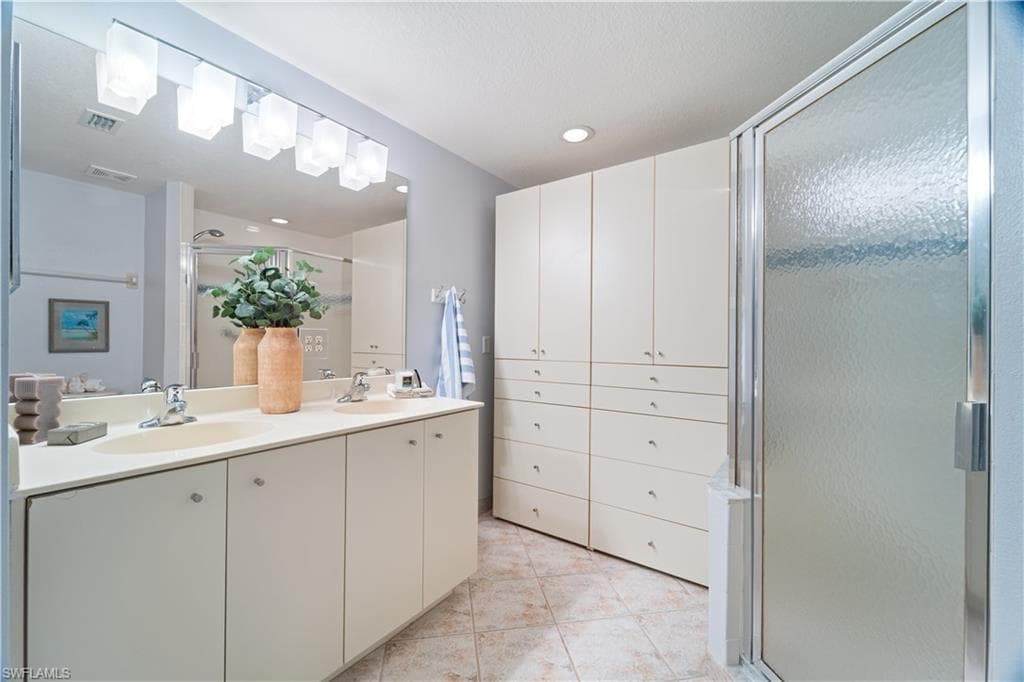 6910 Huntington Lakes Cir 101, Naples, FL 34119-33