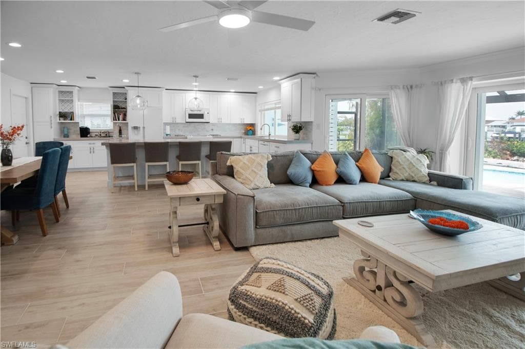 19 Pelican St E, Naples, FL 34113-11