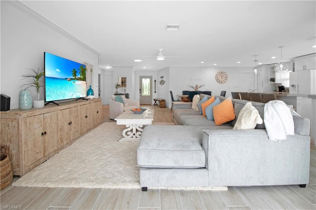 19 Pelican St E, Naples, FL 34113-26