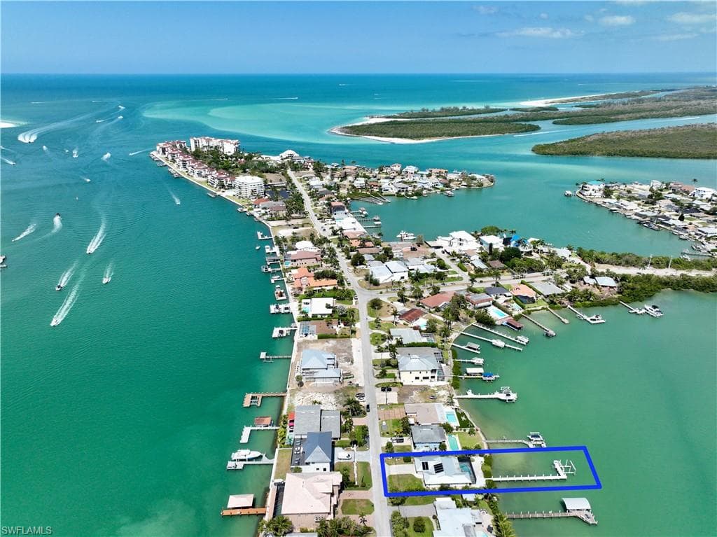 19 Pelican St E, Naples, FL 34113-1