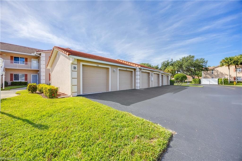 700 Saratoga Cir B204, Naples, FL 34104-24