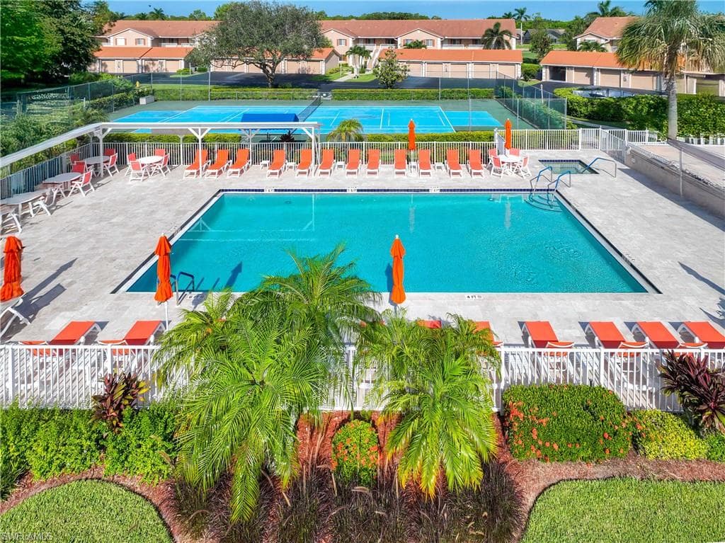 700 Saratoga Cir B204, Naples, FL 34104-33