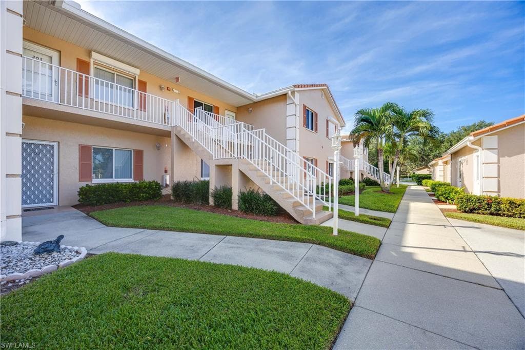 700 Saratoga Cir B204, Naples, FL 34104-5