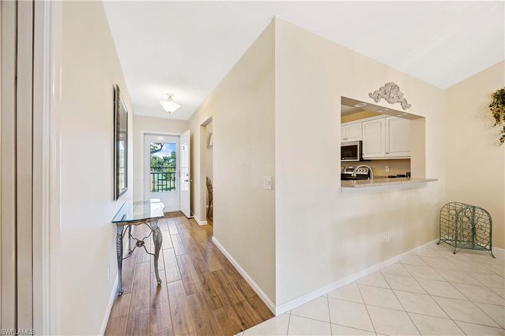 700 Saratoga Cir B204, Naples, FL 34104-7