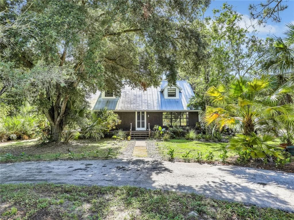 210 25th St SW, Naples, FL 34117-1