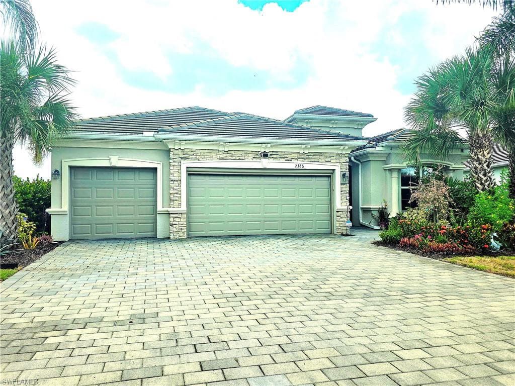 2386 Orchard St, Naples, FL 34120-2