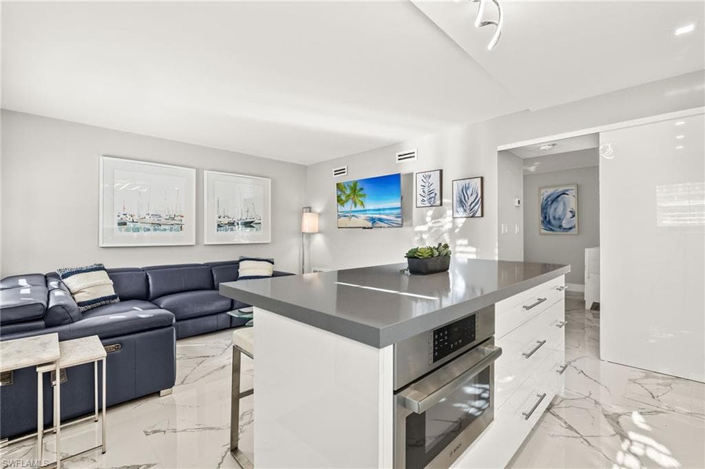 980 7th Ave S 109, Naples, FL 34102-3
