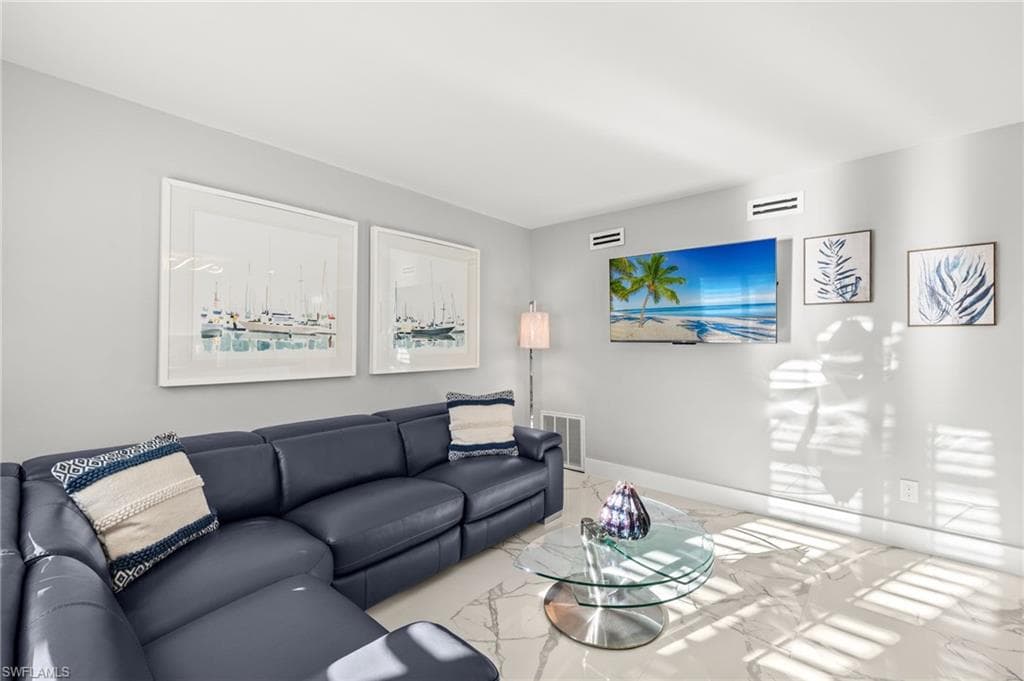 980 7th Ave S 109, Naples, FL 34102-7