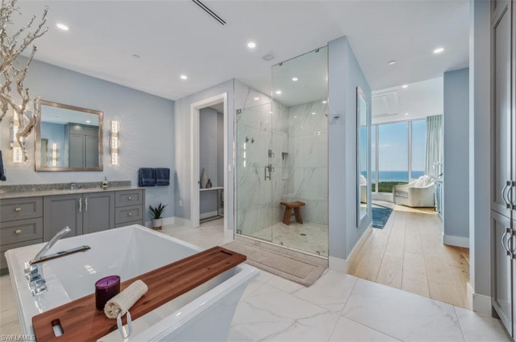 13925 Old Coast Rd Ph02, Naples, FL 34110-6