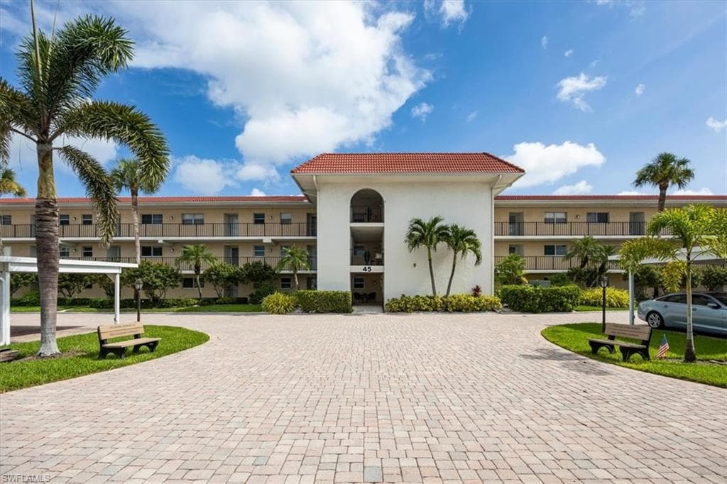45 High Point Cir S 203, Naples, FL 34103-35