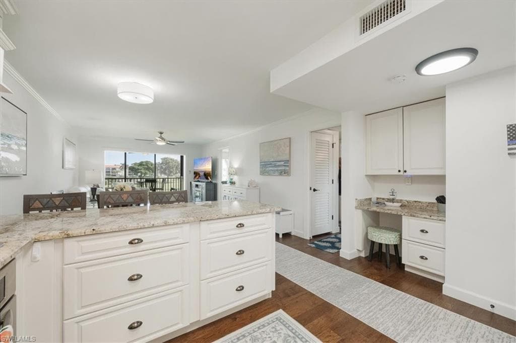 45 High Point Cir S 203, Naples, FL 34103-5