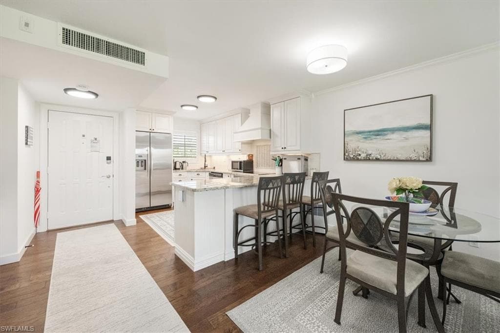 45 High Point Cir S 203, Naples, FL 34103-7
