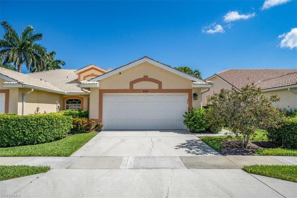6646 Castlelawn Pl, Naples, FL 34113-2
