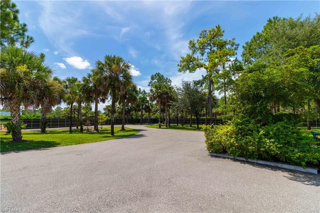 2727 40th Ave SE, Naples, FL 34117-32