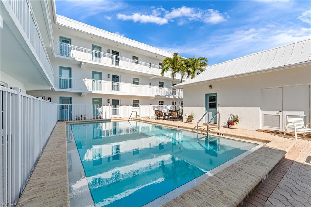 1021 3rd St S 110, Naples, FL 34102-4