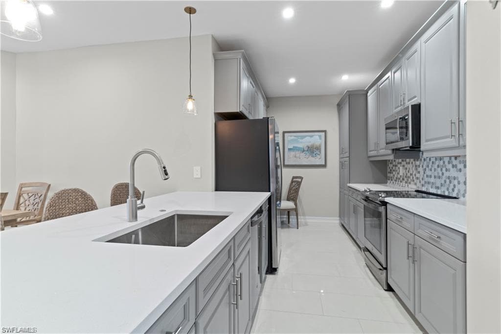 7556 Carnegie Way, Naples, FL 34119-6
