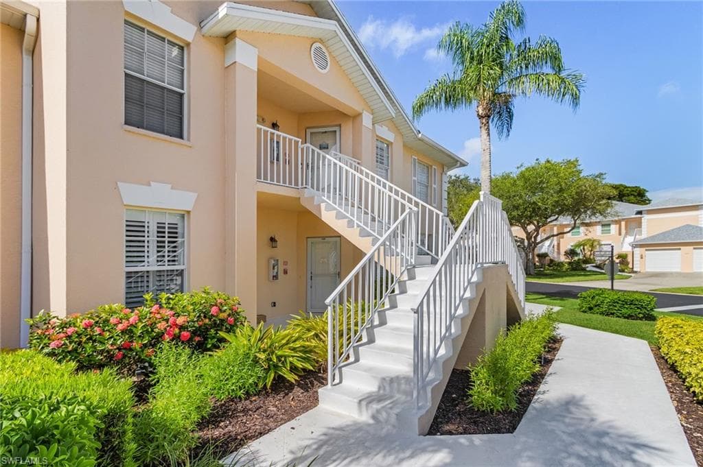 760 Wiggins Lake Dr 206, Naples, FL 34110-2