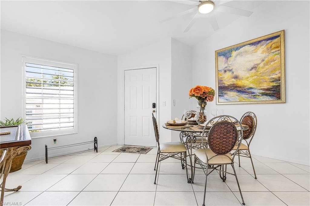 760 Wiggins Lake Dr 206, Naples, FL 34110-7