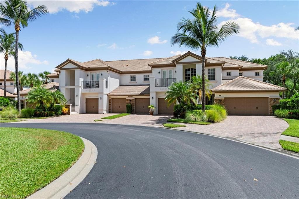 8085 Players Cove Dr 201, Naples, FL 34113-3