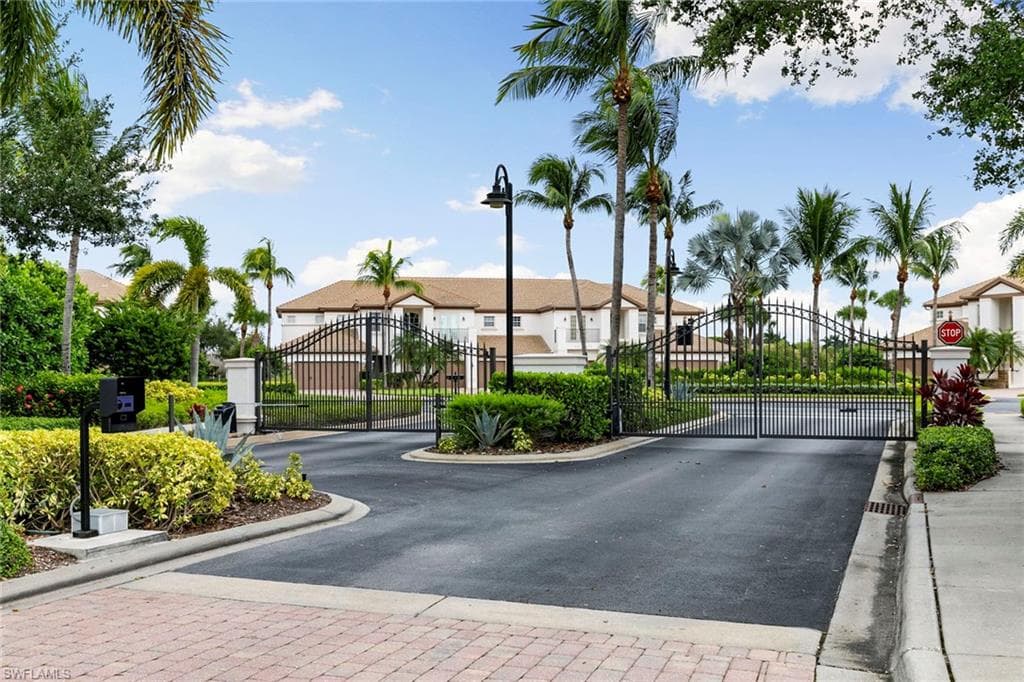 8085 Players Cove Dr 201, Naples, FL 34113-4
