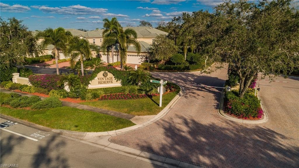 608 Vintage Reserve Ln 24a, Naples, FL 34119-3