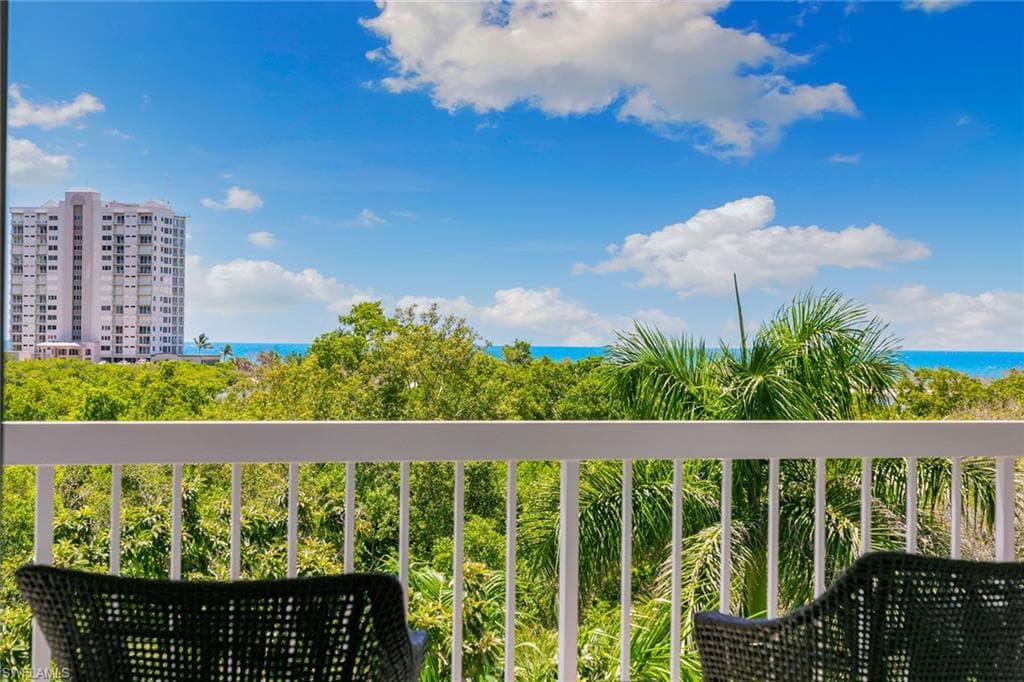 5501 Heron Point Dr 303, Naples, FL 34108-2
