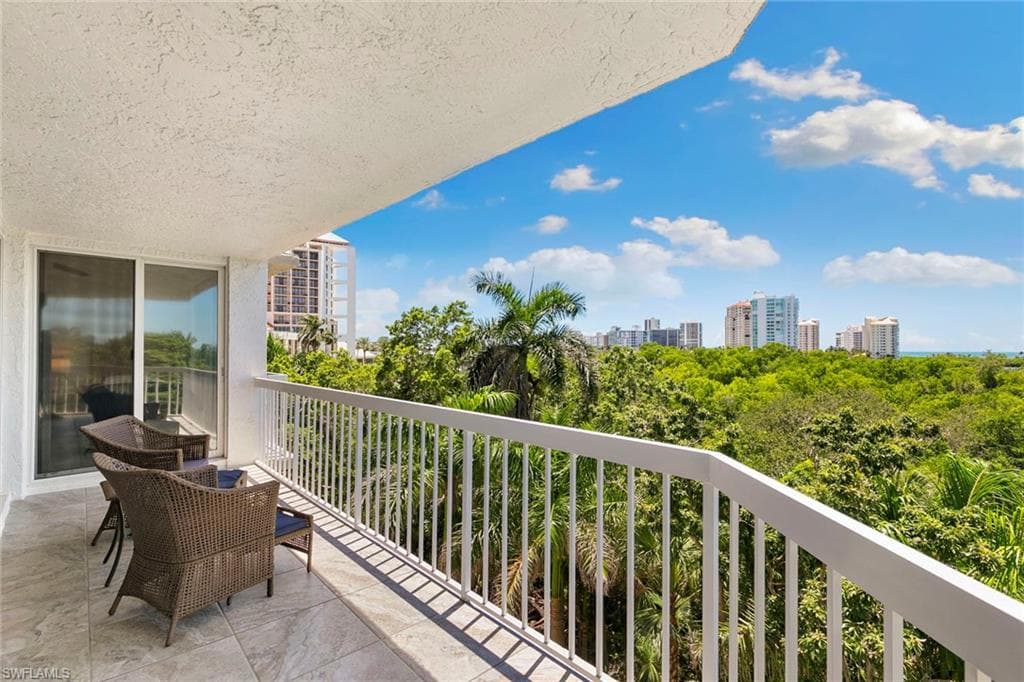 5501 Heron Point Dr 303, Naples, FL 34108-34