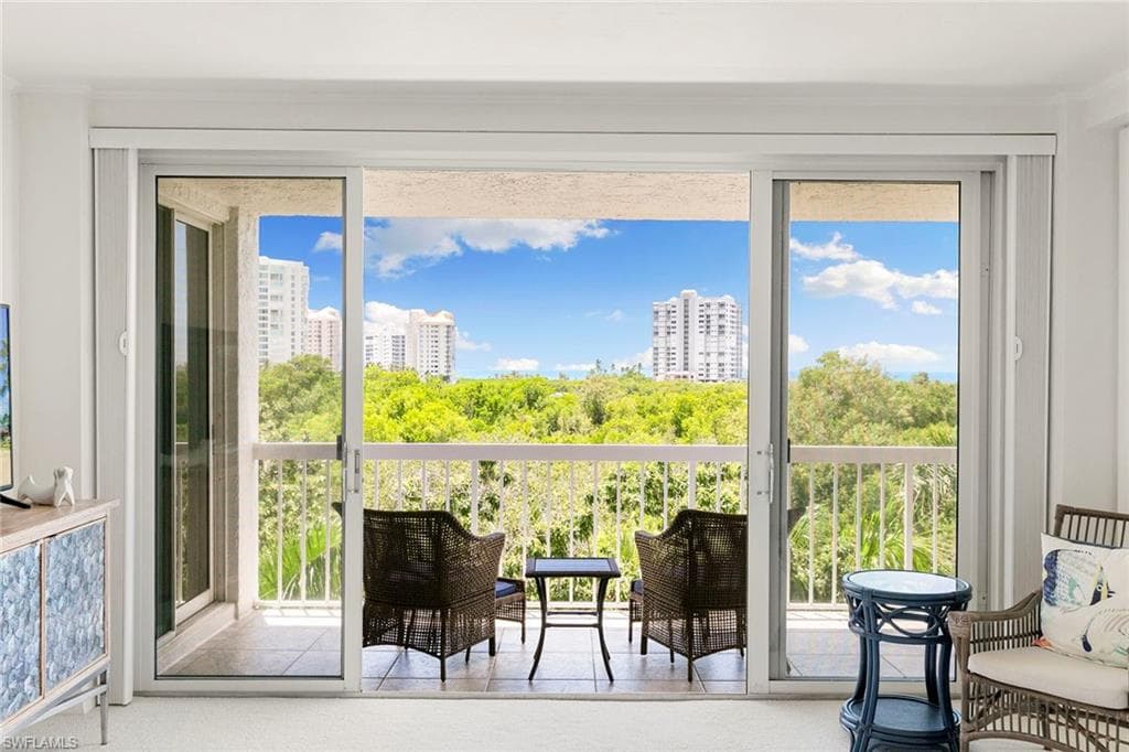 5501 Heron Point Dr 303, Naples, FL 34108-4